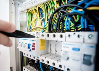 Энергосбыт хотел доначислить сибирячке 26 тысяч за электричество в Новосибирской области