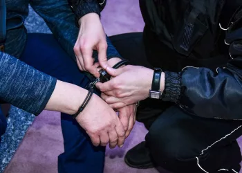 Сибиряк избил свою девушку на глазах у всех в Кировском районе