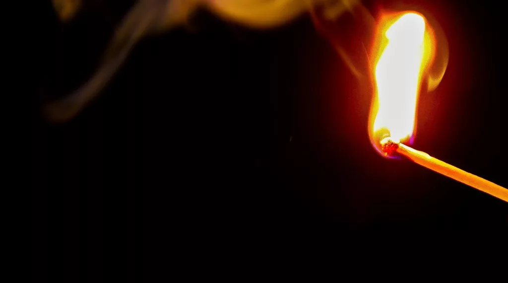 Сотрудника сибирской таможни задержали за попытку поджога отделения «Единой России»