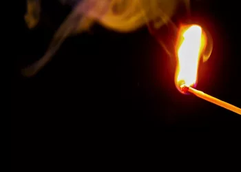 Сотрудника сибирской таможни задержали за попытку поджога отделения «Единой России»