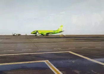 Летевший до Томска самолет S7 совершил посадку в Новосибирске из-за проблем с двигателем