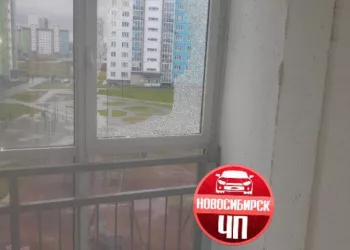 Неизвестные расстреляли окна новосибирцев поздно вечером
