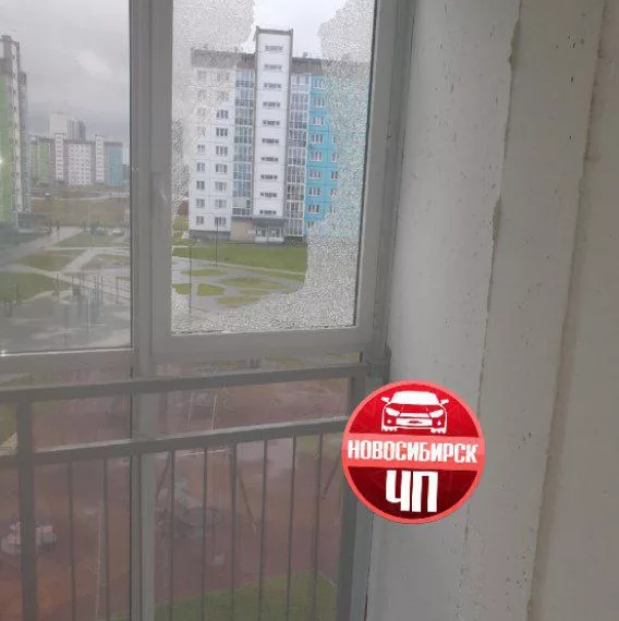 Неизвестные расстреляли окна новосибирцев поздно вечером