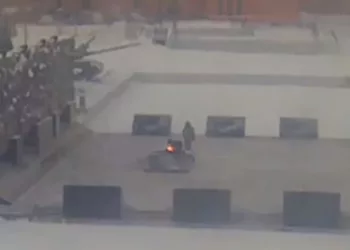 Двух сибирских школьников разыскивают за тушение Вечного огня в центре города