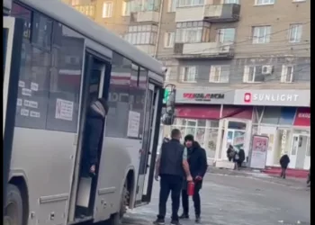 На площади Калинина водитель автобуса и пассажир устроили драку