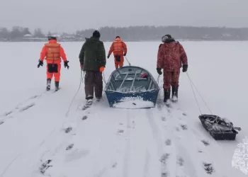 Застрявших на льдине рыбаков спасли в Новосибирской области