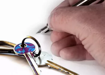 Сибирячка-сирота с 2012 года не может получить назначенное ей жилье