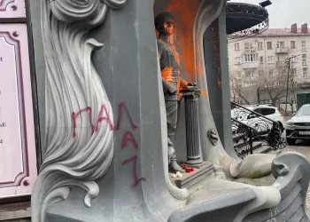 В Сибири вандалы облили памятник Колчаку краской