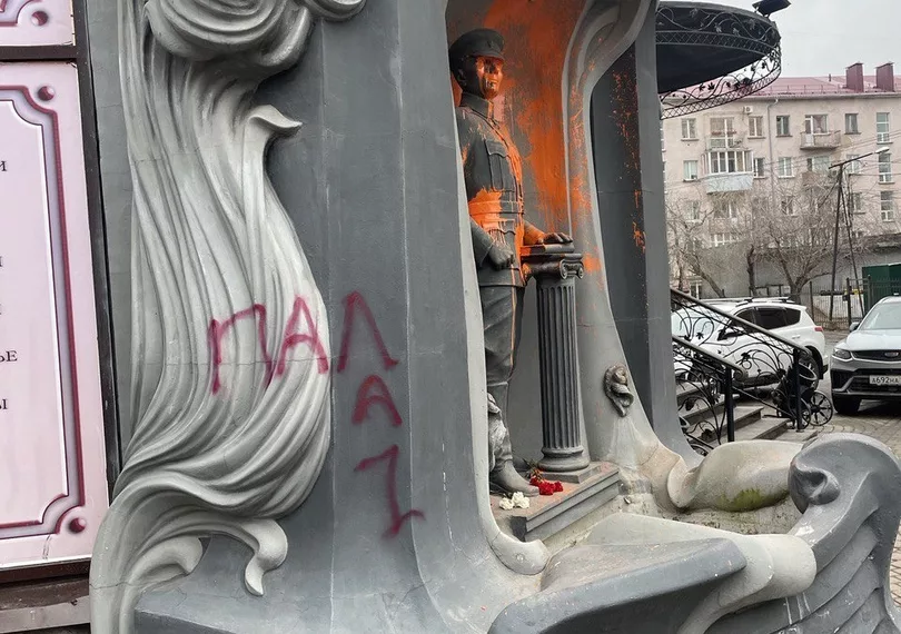 В Сибири вандалы облили памятник Колчаку краской