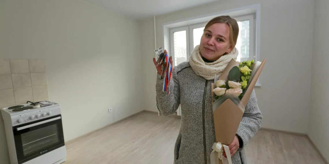 Ключи от новых квартир вручили детям-сиротам в Новосибирске