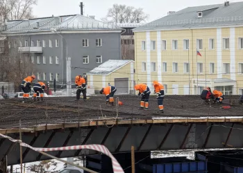Минтранс опроверг новость о «20 рабочих» на стройке моста через Обь