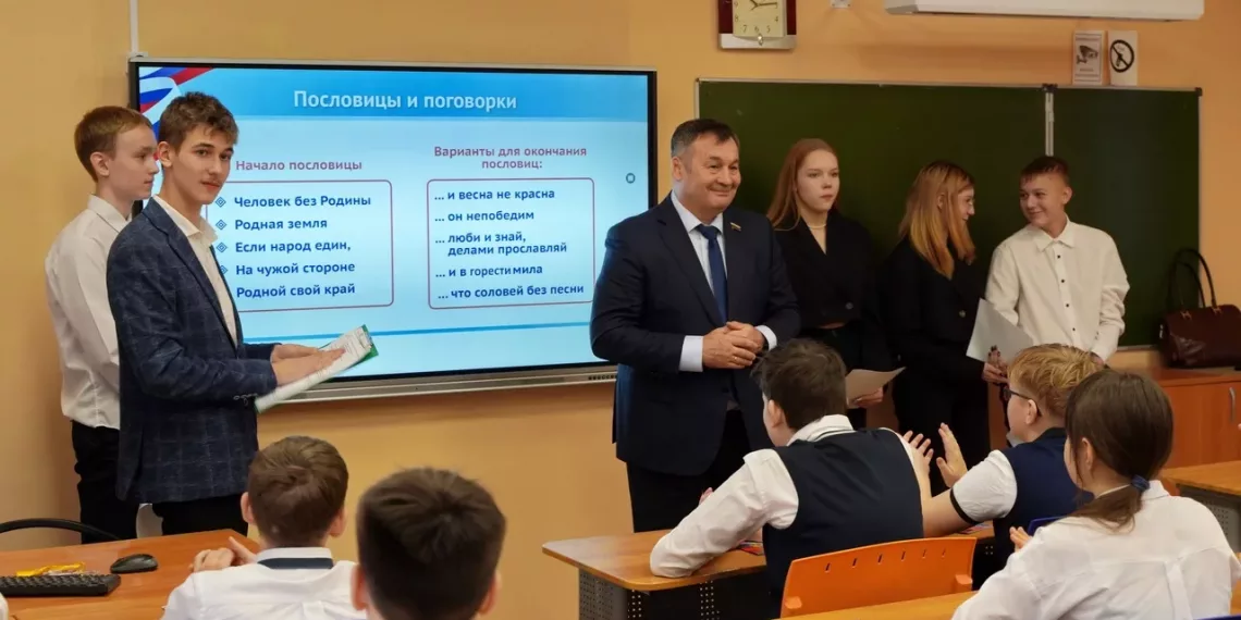 Тематическое занятие к 30-летию Конституции РФ прошло в школе № 156 Новосибирска