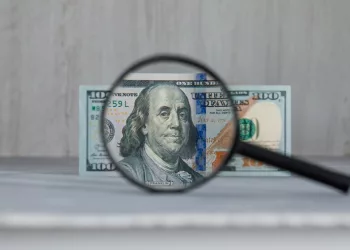 Доллар упал ниже 90 рублей впервые с 27 июля