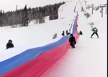 В Шерегеше поставили рекорд России по самому длинному триколору