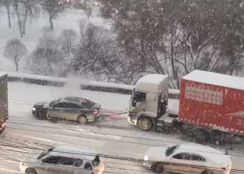 Отпадный снегопад: легковушки вытягивают застрявшие из-за гололёда фуры на Большевистской (видео)