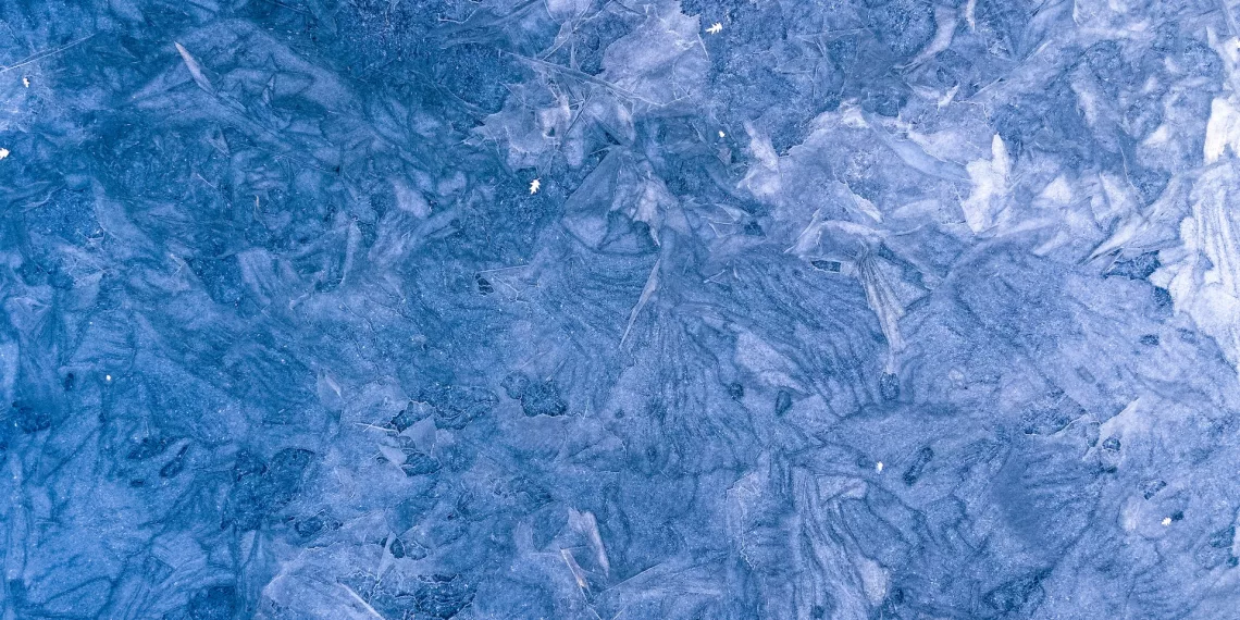 Спасатели объяснили особенности рыбалки на тонком льду