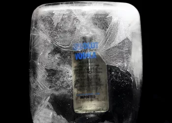 Водка не согреет: спасатели объяснили вред алкоголя на зимней рыбалке