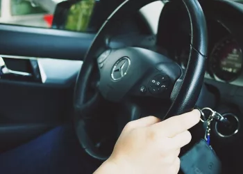 За угон Mercedes Benz 17-летней жительнице Новосибирска грозит до 5 лет лишения свободы