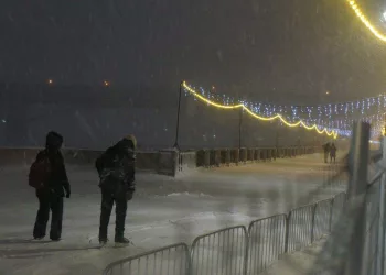 В Новосибирске открыли каток на Михайловской набережной