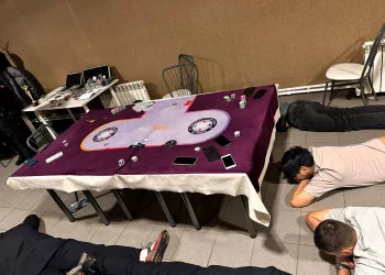 Вместо Снегурочки нелегальный новогодний турнир по покеру в Новосибирске навестили силовики