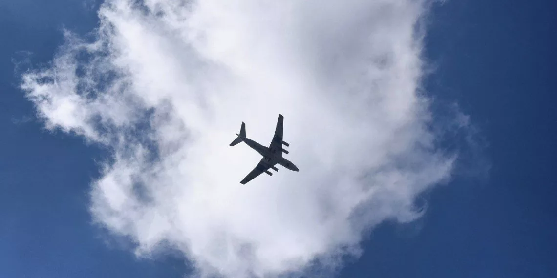 Летевший в Екатеринбург самолет вынуждено приземлился в Новосибирске из-за технической неисправности