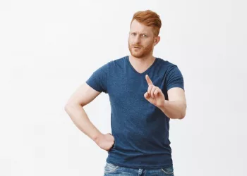 Сибиряка заставили снять непристойный рекламный баннер шиномонтажки