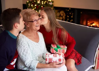 Топ-10 идей подарков маме на Новый год 2024