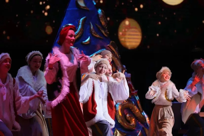 В концертном зале им. Каца прошла новогодняя сказка для детей участников СВО