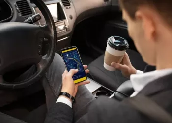 Мишустина попросили ослабить требования к таксистам  на личном авто