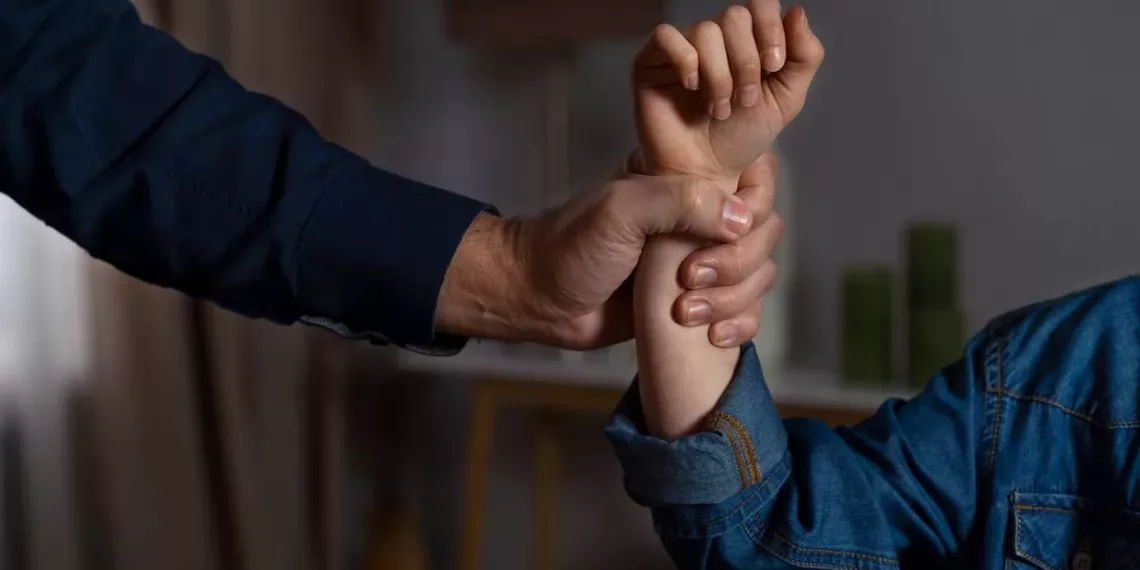 В Новосибирске полицейского подозревают в совращении 14-летней девочки