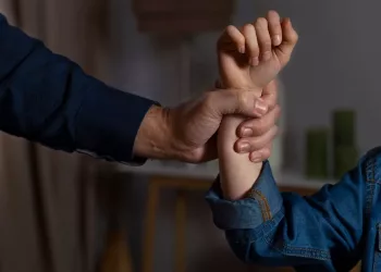 В Новосибирске полицейского подозревают в совращении 14-летней девочки