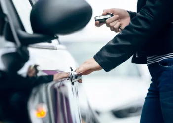 Житель Тогучина украл у знакомого машину после совместного застолья