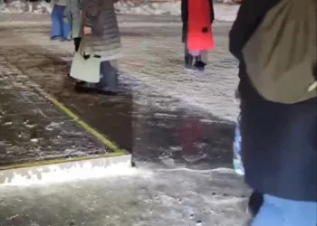 Прокуратура организовала проверку из-за гололеда возле метро на площади Ленина в Новосибирске