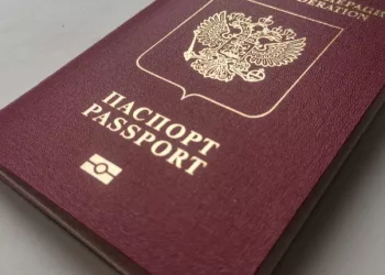 Обязательный консульский учет для россиян за рубежом предложили ввести власти