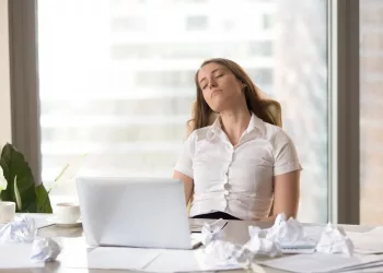 Как не застрять в амплуа офисного планктона и не перегореть на работе — рассказывает психолог