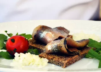 Baza: в России подешевели гречка, селедка и майонез