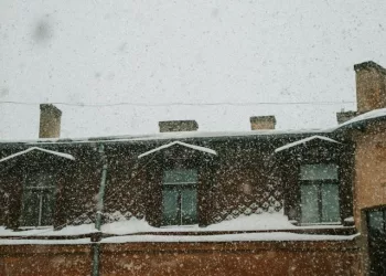 В Госдуме предложили поручить уборку наледи с балконов коммунальным службам