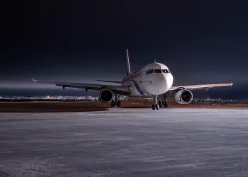 Самолет, летевший до Салехарда, вынужденно приземлился в Новосибирске