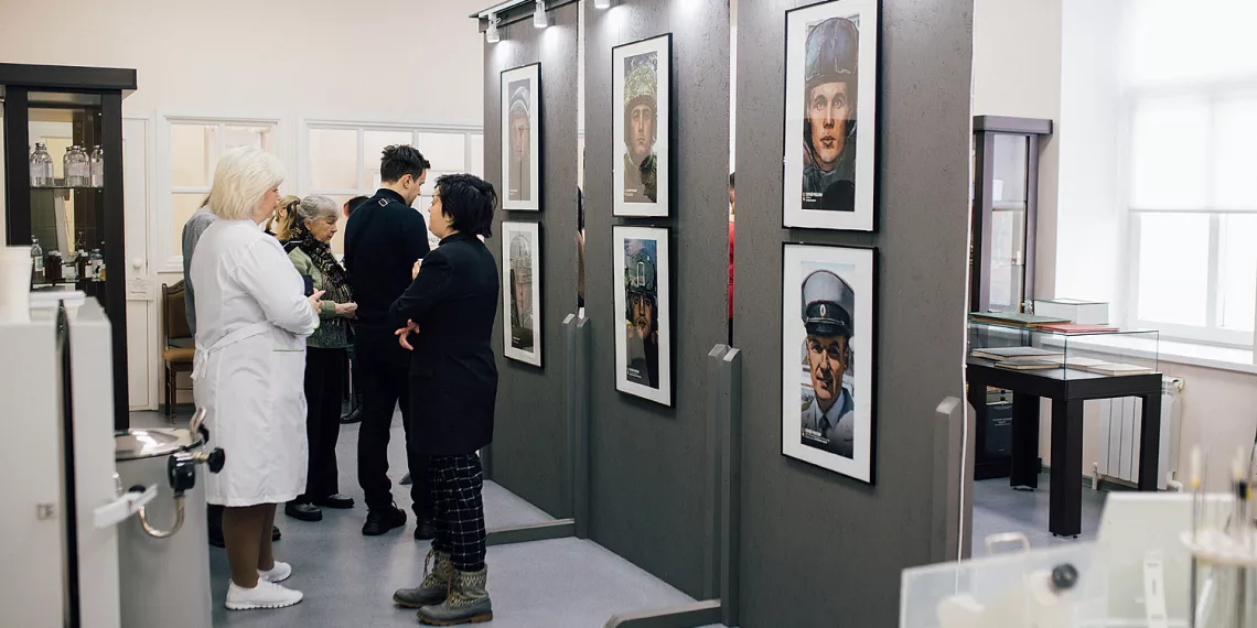 «Герои спецоперации»: в музее Муниципальной аптеки в Новосибирске открыли выставку картин, посвященную СВО