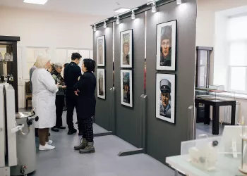 «Герои спецоперации»: в музее Муниципальной аптеки в Новосибирске открыли выставку картин, посвященную СВО