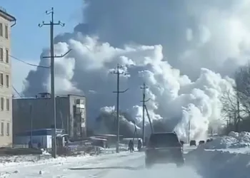 Фонтан кипятка залил Куйбышев после прорыва теплотрассы