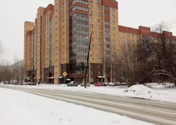 В Новосибирске девочка выпала из окна восьмого этажа