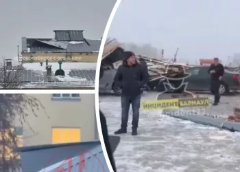 В Сибири сильный ветер срывает крыши зданий