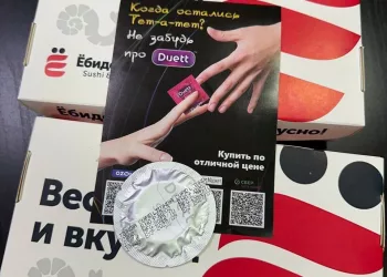 Презерватив в подарок: скандально известная служба доставки роллов удивила сибиряков на 14 февраля