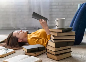 ВТБ выяснил, кто и когда покупает больше всего книг