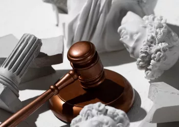 Новосибирские экс-приставы торговали арестованным имуществом — продолжается расследование