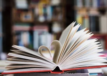 Маркетплейс подтвердил, что книги с пропагандой ЛГБТ* изъяли из продажи