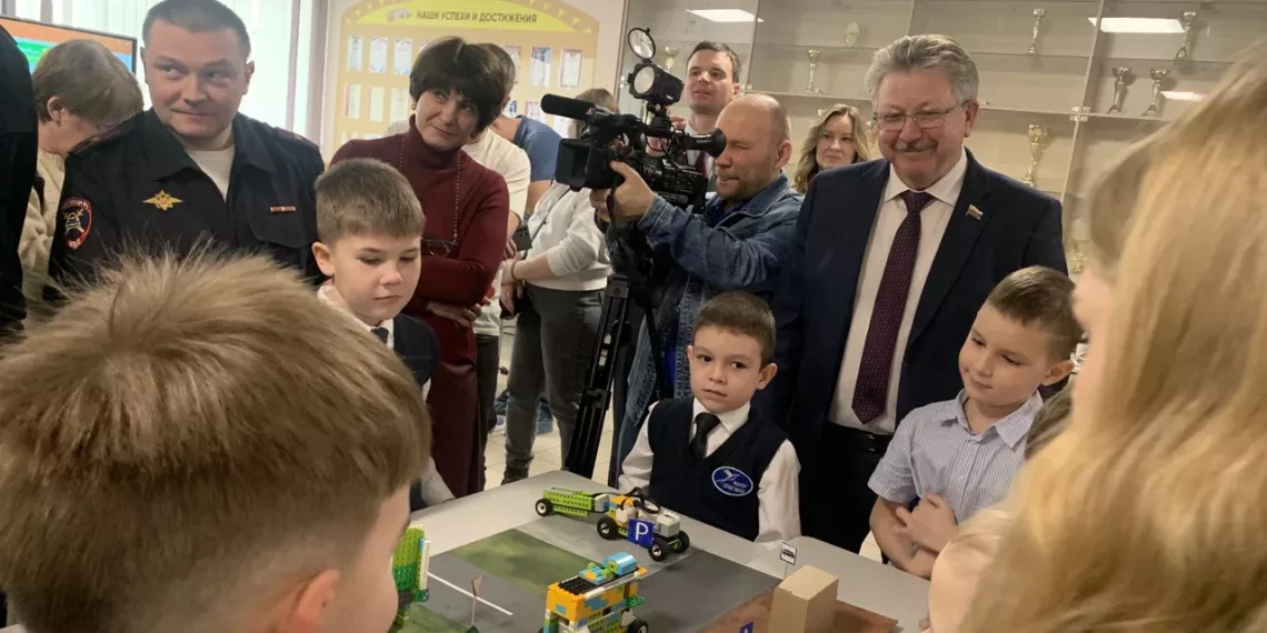 «Футуристичные дороги и транспорт»: новосибирские школьники рассказали, как использовать роботов на дорогах будущего