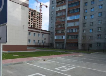Суд предписал ТСЖ выделить инвалидам места на парковке в Новосибирске