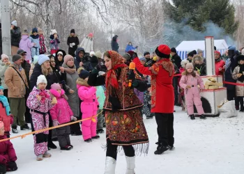 Жители Калининского района с задором отгуляли Масленицу и проводили зиму